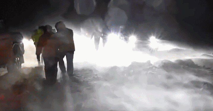 首都医科大学附属北京朝阳医院黄牛代挂号电话票贩子号贩子网上预约挂号,住院检查加快,新春走基层丨让每一盏车灯都安然明亮 他们是“魔鬼风口”的风雪护路人