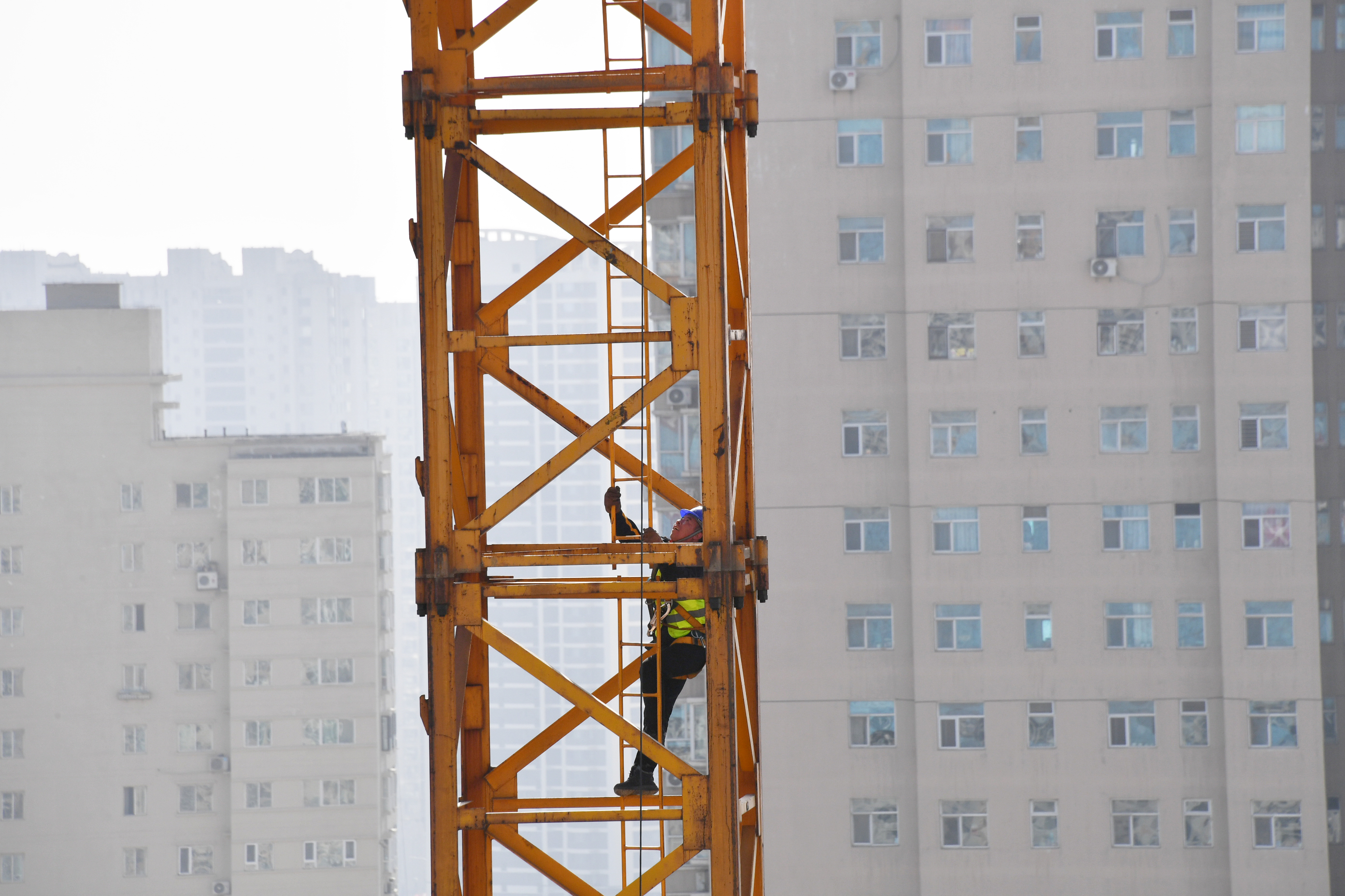 
成都华西医院黄牛代挂号电话票贩子号贩子网上预约挂号,住院检查加快,【新春走基层】钢铁巨人肩上的“卫士”
