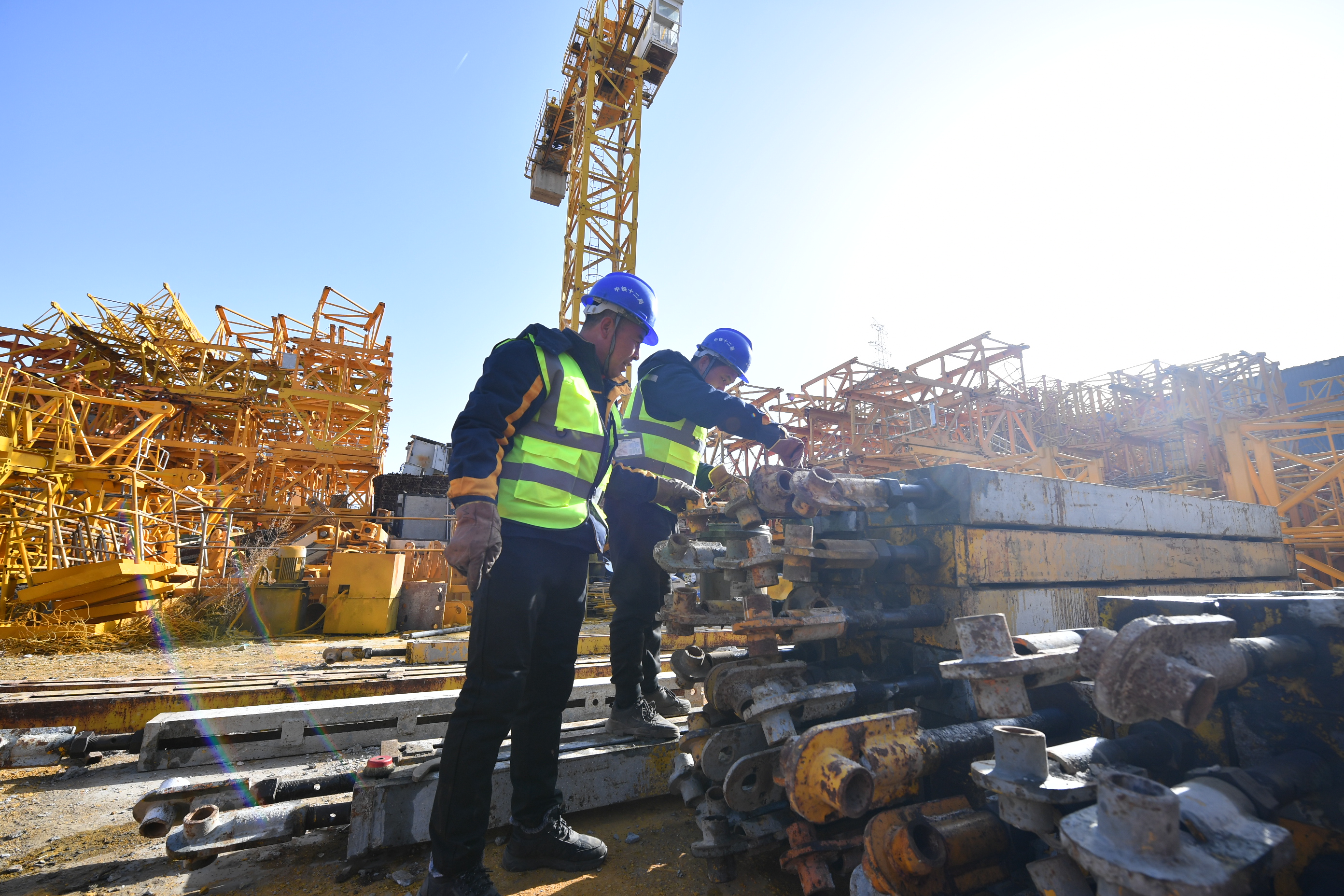
成都华西医院黄牛代挂号电话票贩子号贩子网上预约挂号,住院检查加快,【新春走基层】钢铁巨人肩上的“卫士”