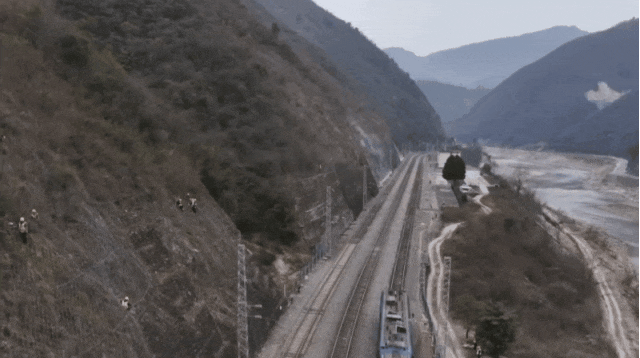 上海中山医院黄牛代挂号电话票贩子号贩子网上预约挂号,住院检查加快,40秒团聚!近在咫尺却无法拥抱……