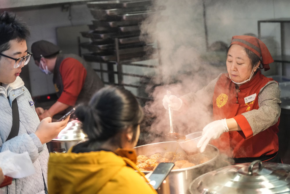 
东部战区总医院黄牛代挂号电话票贩子号贩子网上预约挂号,住院检查加快,新闻多一点｜百年老市场的浓浓烟火气