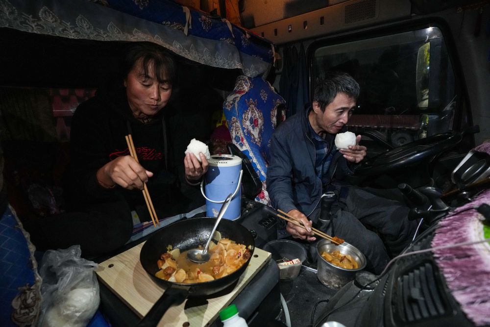 
代挂姜玉武的号黄牛代挂号电话票贩子号贩子网上预约挂号,住院检查加快,新春走基层·记者体验360行|1200公里！累并幸福着——新华社记者跟大货司机夫妇一起回家