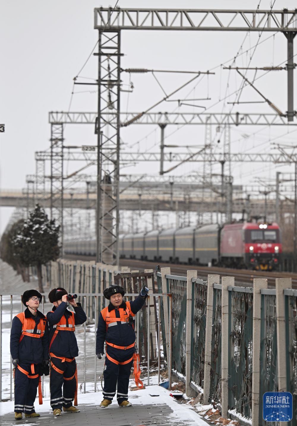 
北京302医院黄牛代挂号电话票贩子号贩子网上预约挂号,住院检查加快,新春走基层｜风雪中守护春运的青年班组