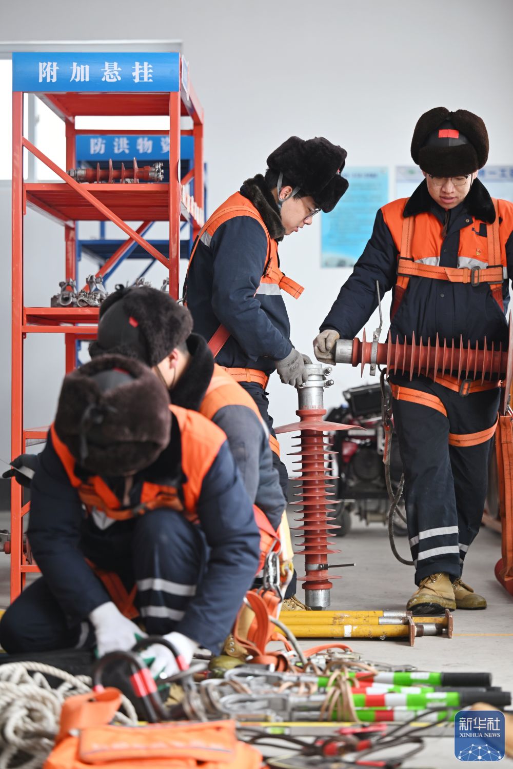 
北京302医院黄牛代挂号电话票贩子号贩子网上预约挂号,住院检查加快,新春走基层｜风雪中守护春运的青年班组