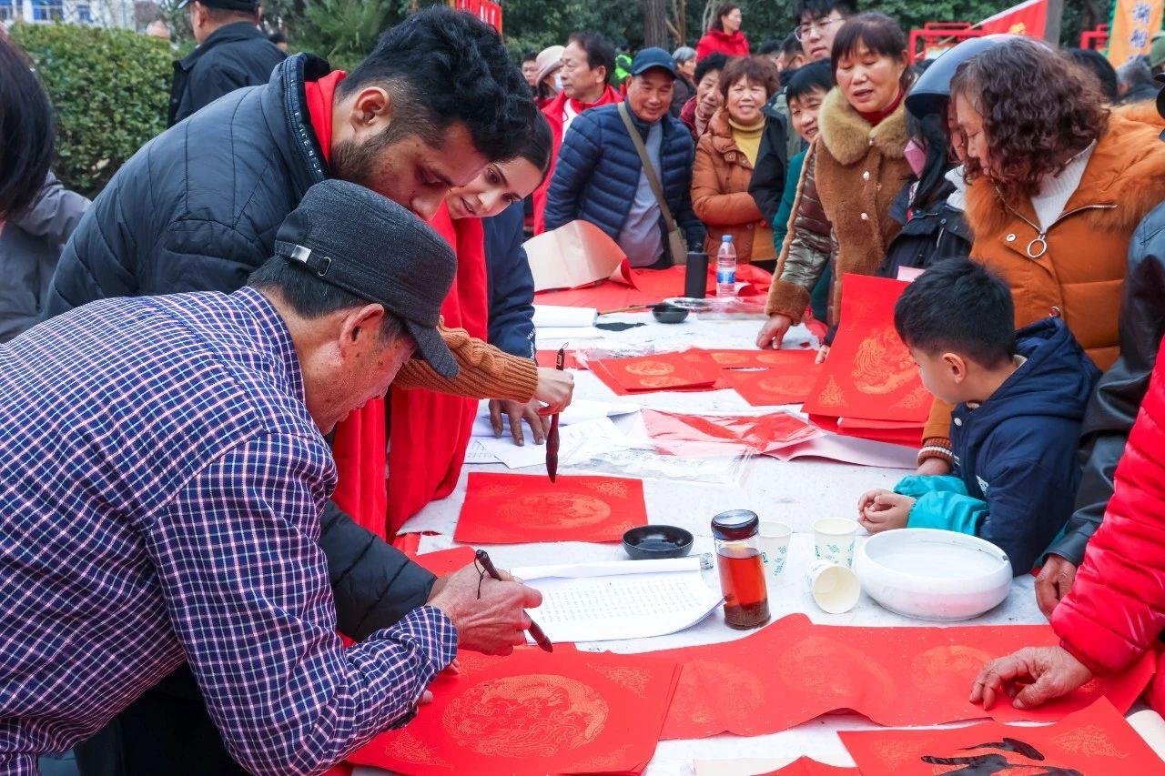 
天津血液研究所黄牛代挂号电话票贩子号贩子网上预约挂号,住院检查加快,锦绣中国年丨春节里的“中国红”