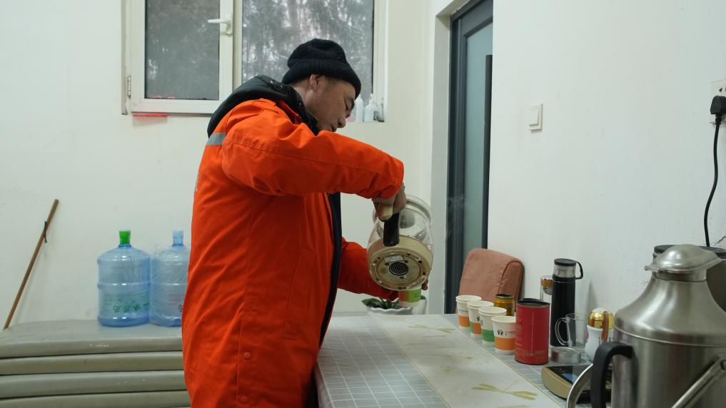 
杭州市三医院黄牛代挂号电话票贩子号贩子网上预约挂号,住院检查加快,新春走基层·记者体验360行丨记者拜师环卫工：“看会”不等于“学会”