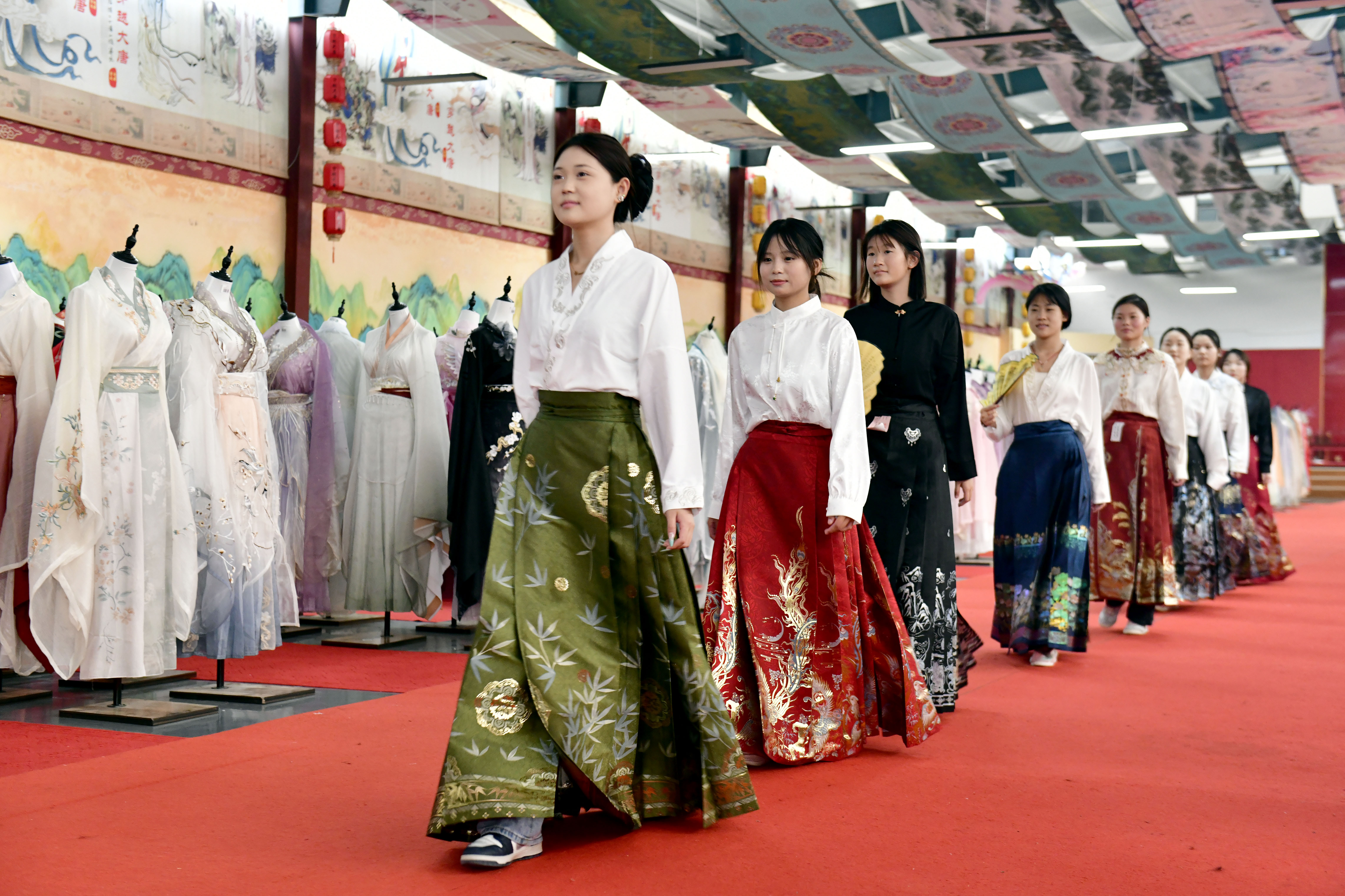 
杭州市人民医院黄牛代挂号电话票贩子号贩子网上预约挂号,住院检查加快,新华网财经观察丨“新春战袍”订单爆满