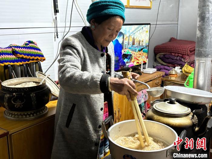 
北医六院黄牛代挂号电话票贩子号贩子网上预约挂号,住院检查加快,（新春走基层）西藏日喀则震后迎农事新年：新年“羌锅”香 情暖“汉藏”家