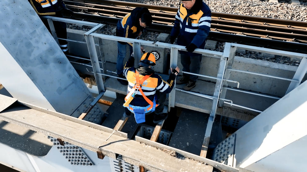 
代挂姜玉武的号黄牛代挂号电话票贩子号贩子网上预约挂号,住院检查加快,新春走基层·记者体验360行|寒风中 冰凌上 听桥隧工们为黄河“演奏”