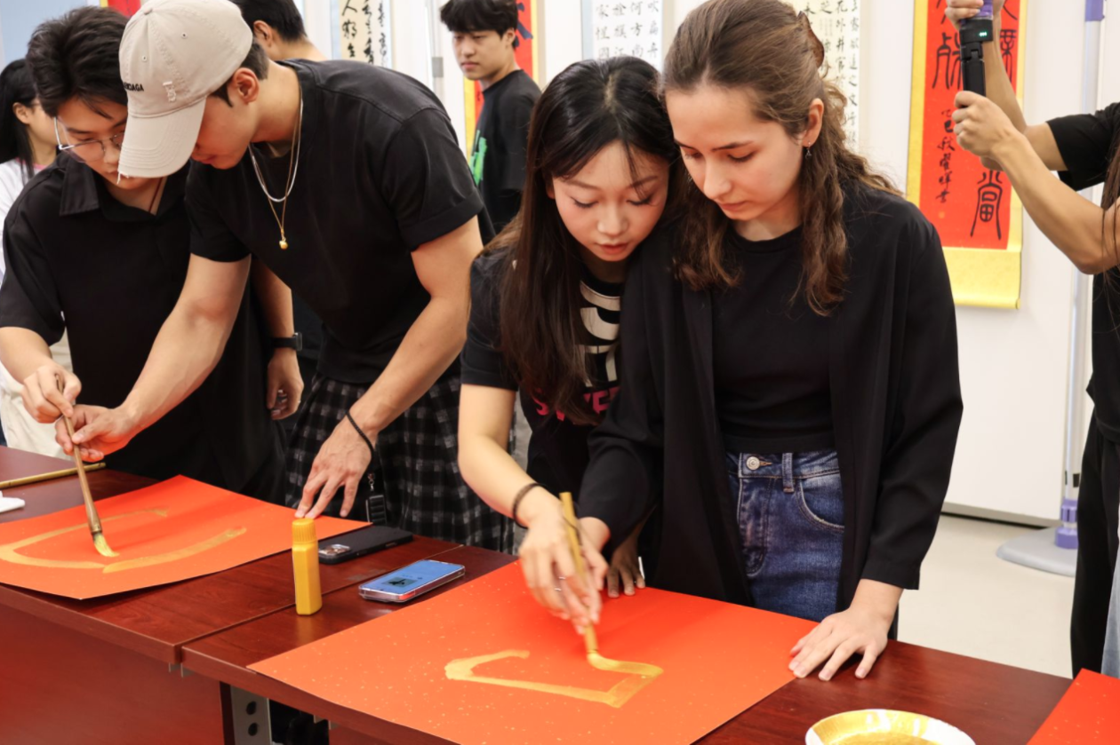 
北京朝阳医院黄牛代挂号电话票贩子号贩子网上预约挂号,住院检查加快,“洋学生”中国说｜丹青送祝福！多国留学生学习体验中国书法：“我爱你中国”