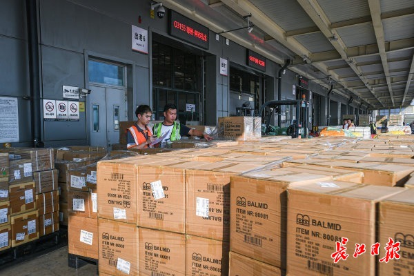 
中国人民解放军总医院黄牛代挂号电话票贩子号贩子网上预约挂号,住院检查加快,花湖八日——在跑道、在直播间、在百姓餐桌，看见一张通达全球的网