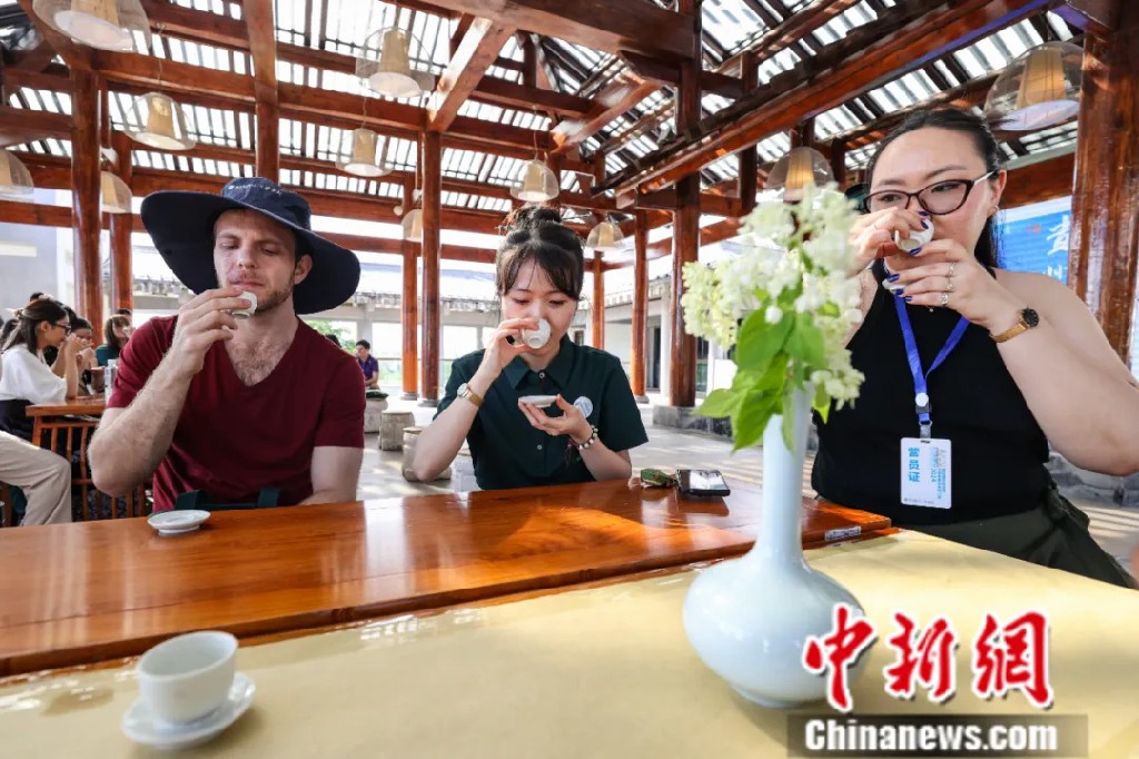 
北京大学肿瘤医院黄牛代挂号电话票贩子号贩子网上预约挂号,住院检查加快,东西问丨施寒微：不了解历史就无法读懂当代中国