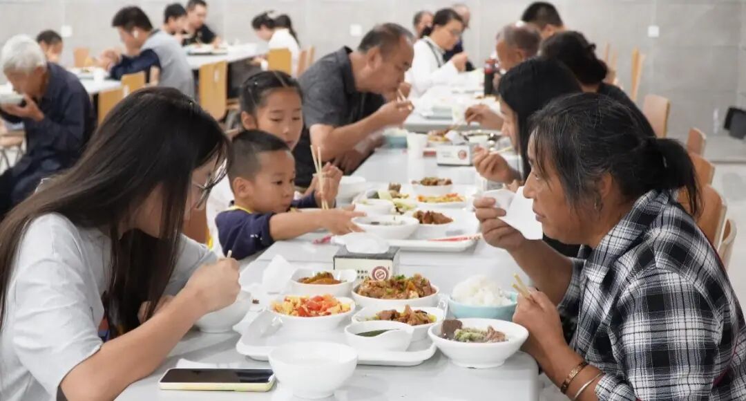 
浙江口腔医院黄牛代挂号电话票贩子号贩子网上预约挂号,住院检查加快,数千名游客挤满政府食堂！“一中午米饭蒸了550斤”