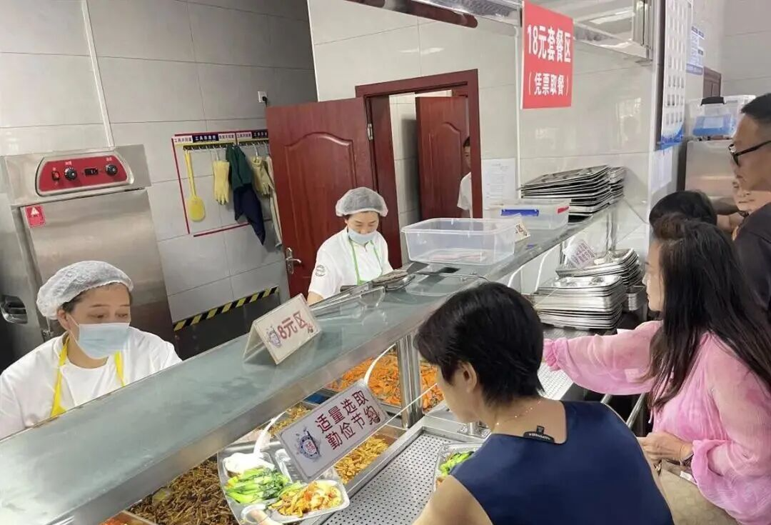 
浙江口腔医院黄牛代挂号电话票贩子号贩子网上预约挂号,住院检查加快,数千名游客挤满政府食堂！“一中午米饭蒸了550斤”