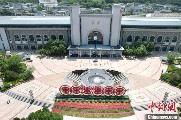 
天津眼科医院黄牛代挂号电话票贩子号贩子网上预约挂号,住院检查加快,人这一辈子，一定要坐高铁去一趟延安！
