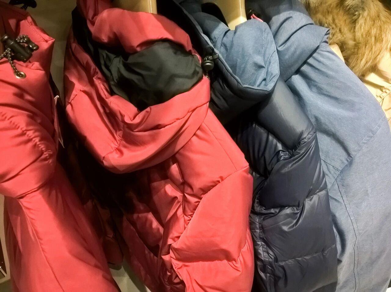 △放进衣柜压了一年的羽绒服没有上一年穿着暖和或水洗后不暖和了，就是因为绒朵的立体结构被破坏无法储存空气了。用洗衣机的空气洗功能或让洗衣店处理一下，就能恢复保暖性能了。