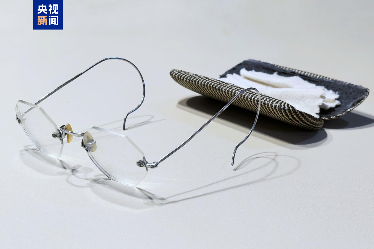 △朱枫烈士使用过的眼镜。据朱枫孙女朱容瑢介绍,眼镜可能用于个人伪装。