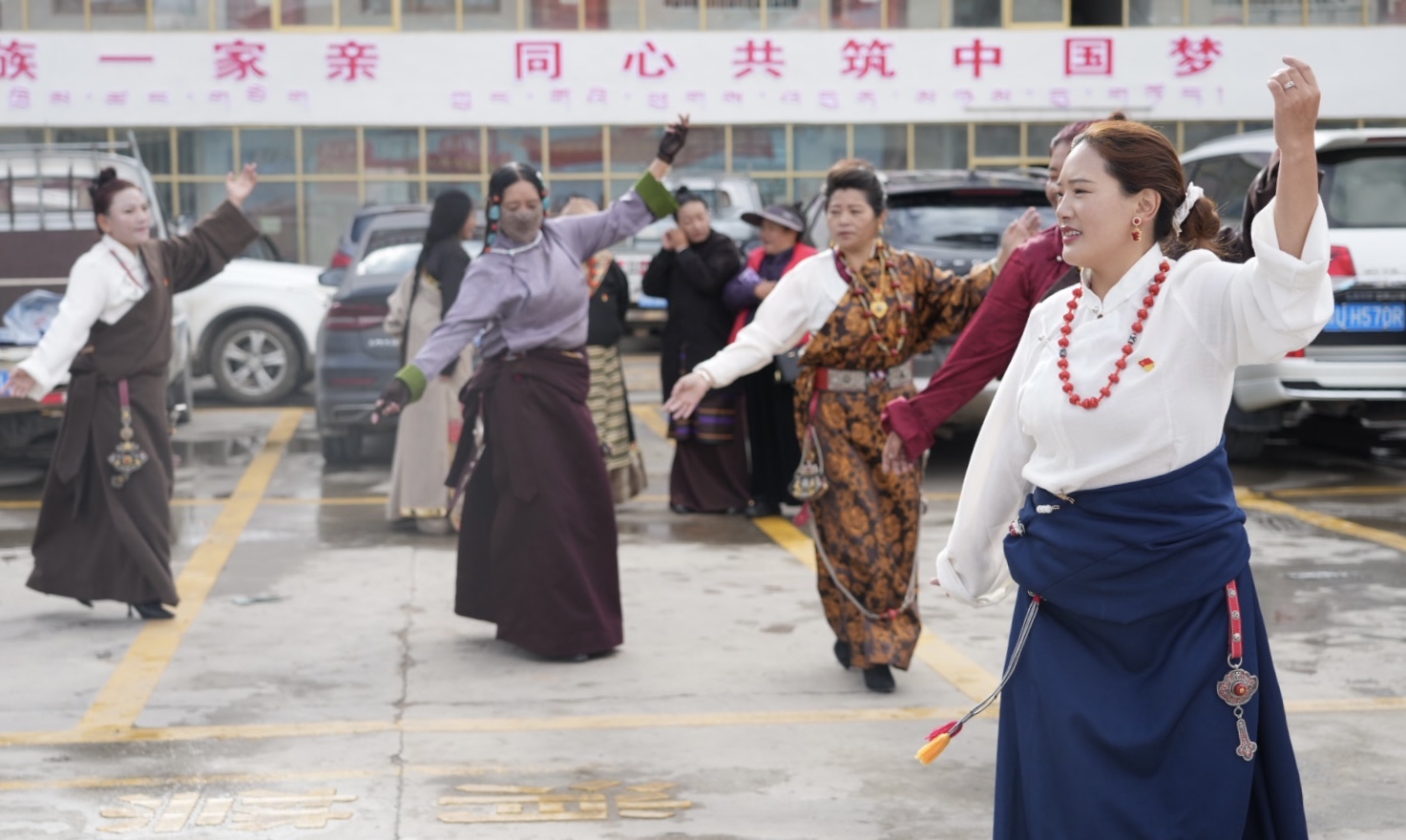 
西安西京医院黄牛代挂号电话票贩子号贩子网上预约挂号,住院检查加快,同升一面旗 共筑一个家那曲“红石榴”民族团结大院里的国庆节