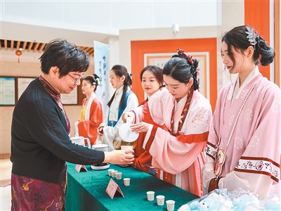 
南京各大医院黄牛代挂号电话票贩子号贩子网上预约挂号,住院检查加快,天气转寒，老年人该如何养生防病？（健康驿站）