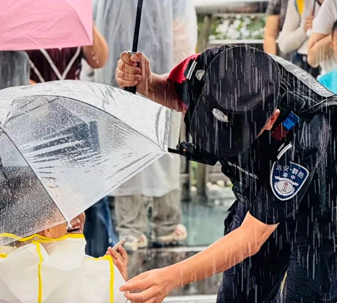 
广州各大医院黄牛代挂号电话票贩子号贩子网上预约挂号,住院检查加快,两把伞撑起同一片“烟火气”！重庆的“暖”从不缺席！