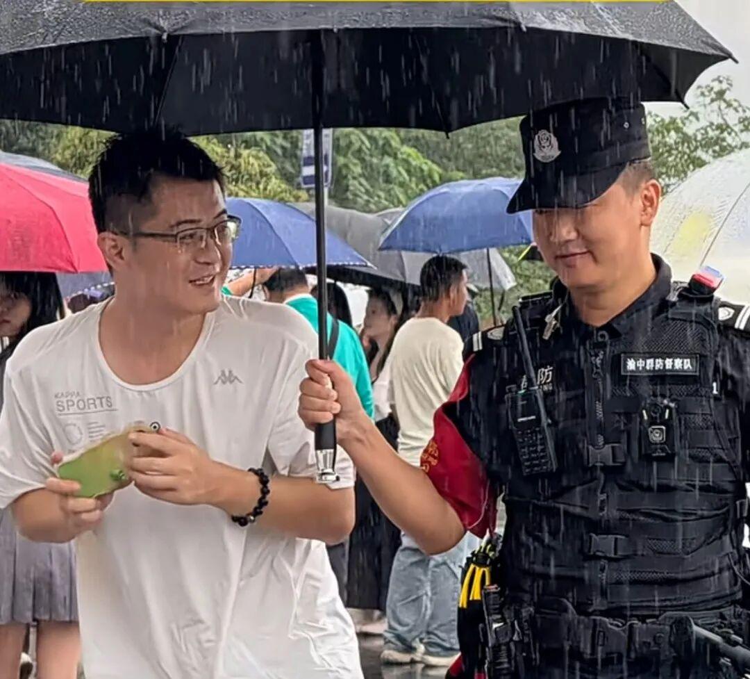 
广州各大医院黄牛代挂号电话票贩子号贩子网上预约挂号,住院检查加快,两把伞撑起同一片“烟火气”！重庆的“暖”从不缺席！