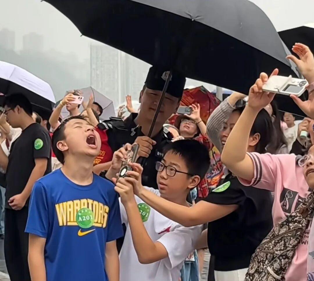 
广州各大医院黄牛代挂号电话票贩子号贩子网上预约挂号,住院检查加快,两把伞撑起同一片“烟火气”！重庆的“暖”从不缺席！