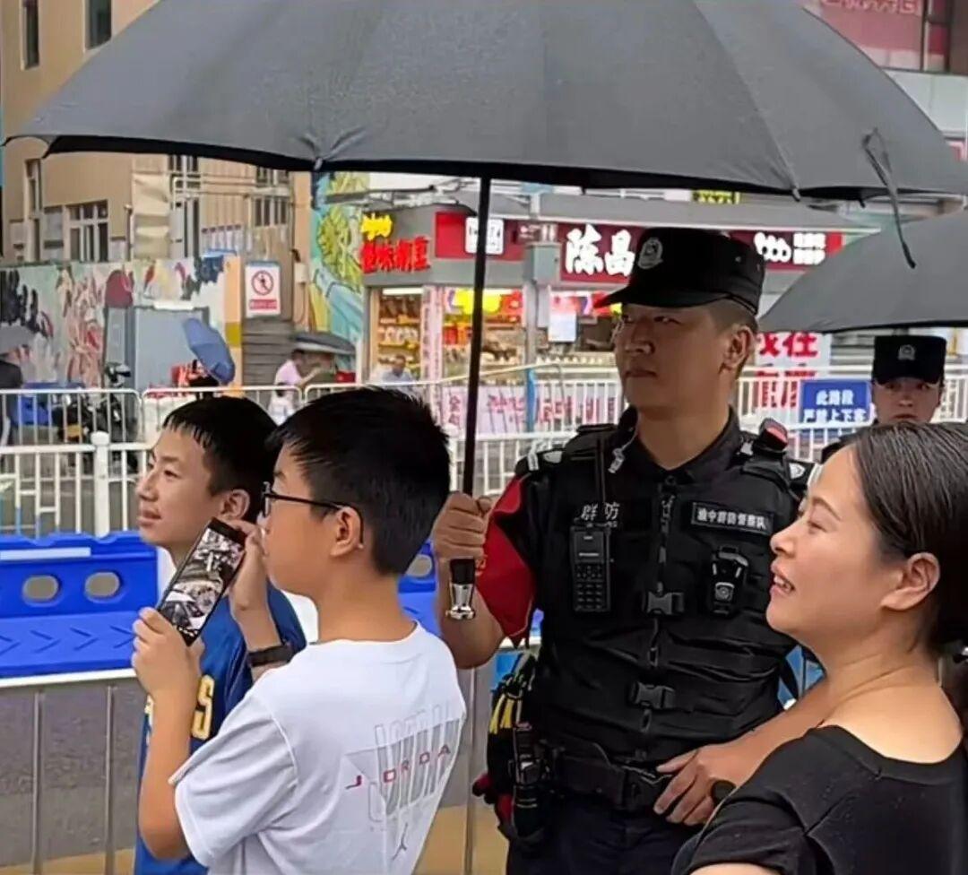 
广州各大医院黄牛代挂号电话票贩子号贩子网上预约挂号,住院检查加快,两把伞撑起同一片“烟火气”！重庆的“暖”从不缺席！