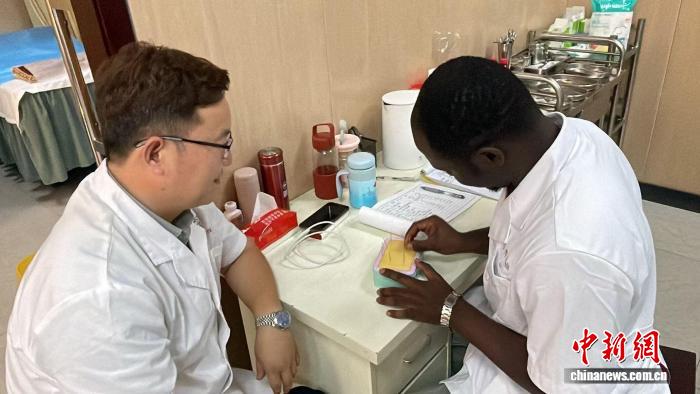 
南京儿童医院黄牛代挂号电话票贩子号贩子网上预约挂号,住院检查加快,非洲小伙托马斯：“我要把中医针灸带回家乡！”