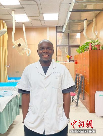 
南京儿童医院黄牛代挂号电话票贩子号贩子网上预约挂号,住院检查加快,非洲小伙托马斯：“我要把中医针灸带回家乡！”