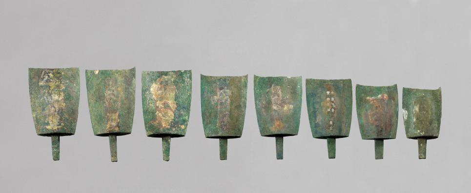 △青铜句鑃，收藏于广州南越王博物院。据院副研究馆员黄巧好介绍，这套青铜句鑃有四个典型特点：①出土句鑃中体形最大；②南越国自铸；③宫廷中实用乐器；④目前所见唯一的西汉时期青铜句鑃。