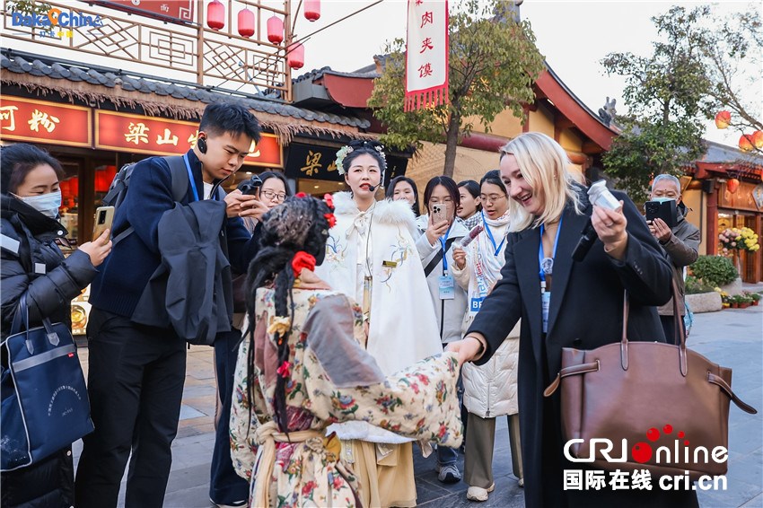 
北京天坛医院黄牛代挂号电话票贩子号贩子网上预约挂号,住院检查加快,【2025打卡中国】千年汴梁“触手可及” 外国网红沉浸式体验“国潮”河南