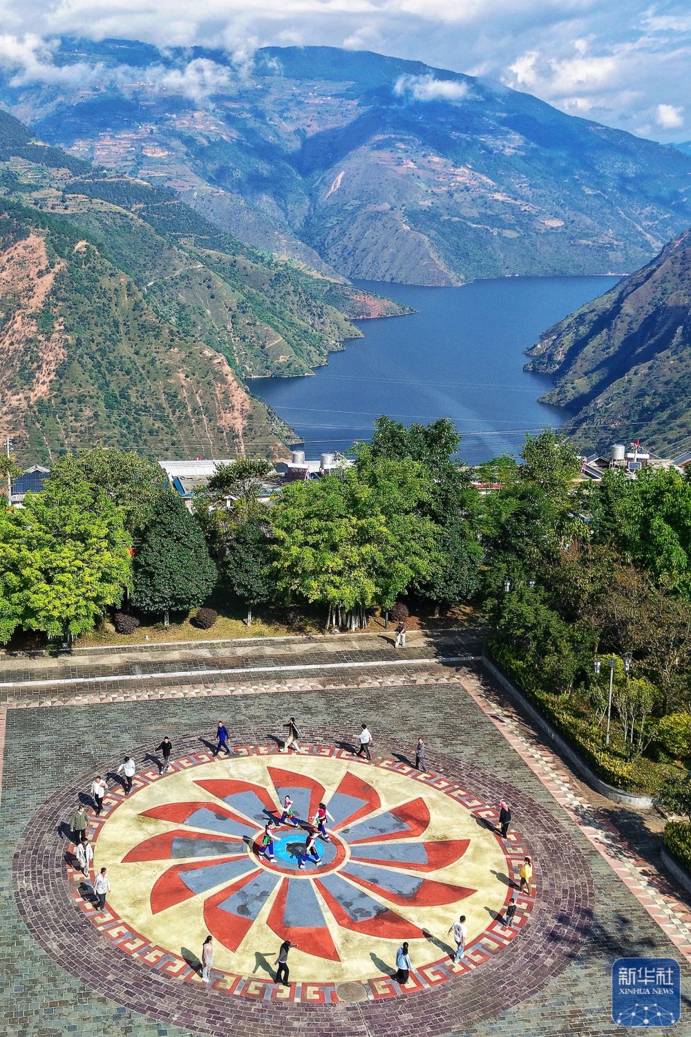 
上海第九人民医院黄牛代挂号电话票贩子号贩子网上预约挂号,住院检查加快,四中全会精神在基层丨这座宝藏车站让山乡居民搭上“幸福快车”