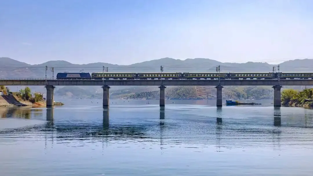 
北京同仁医院黄牛代挂号电话票贩子号贩子网上预约挂号,住院检查加快,我的铁路风景｜火车上“悦读”，是诗与远方的情怀佐料