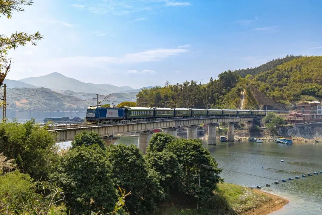 
北京同仁医院黄牛代挂号电话票贩子号贩子网上预约挂号,住院检查加快,我的铁路风景｜火车上“悦读”，是诗与远方的情怀佐料
