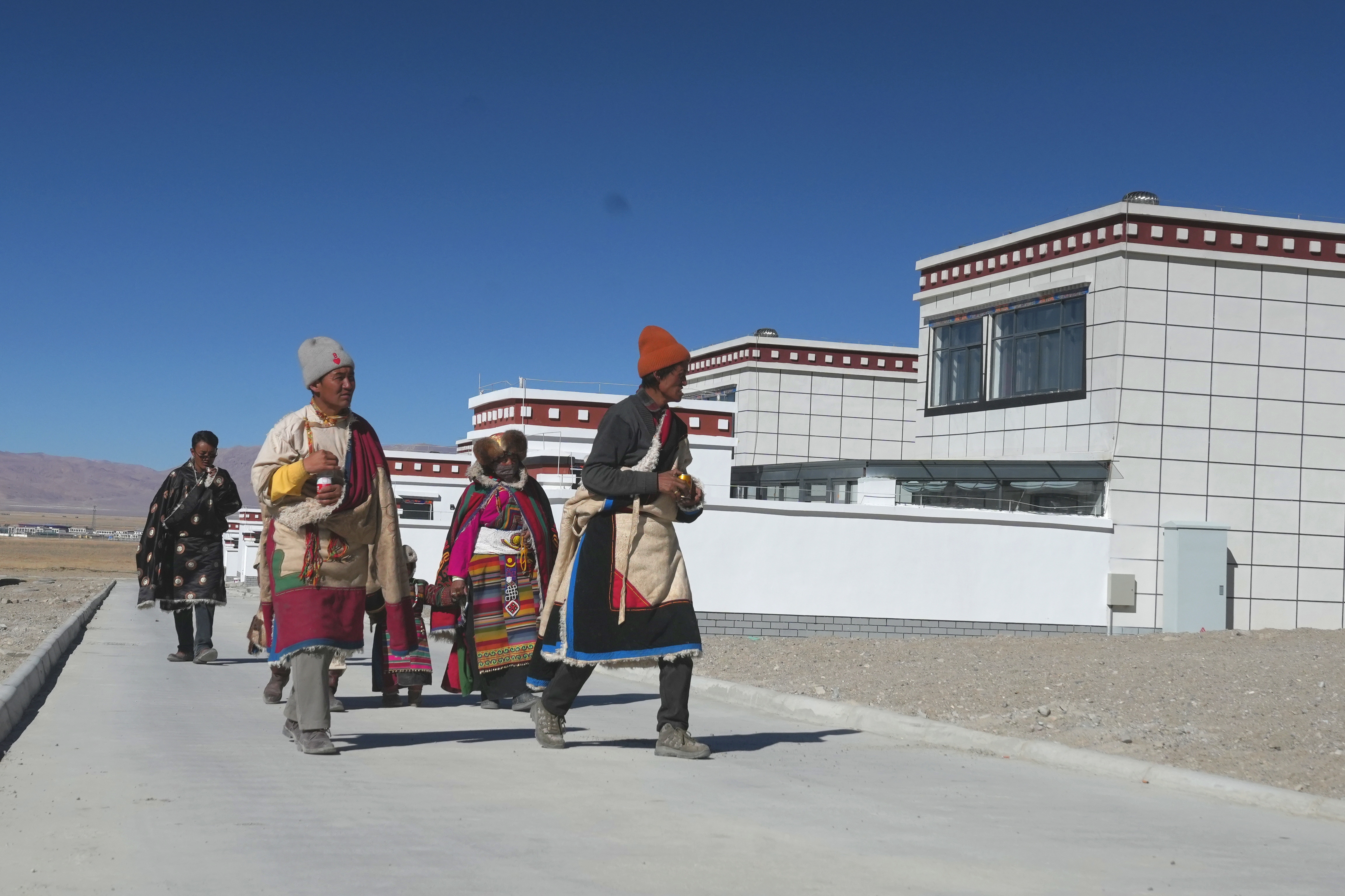 
空军特色医学中心黄牛代挂号电话票贩子号贩子网上预约挂号,住院检查加快,改则县麻米乡茶措村举行宜居宜业和美新村新居入住仪式