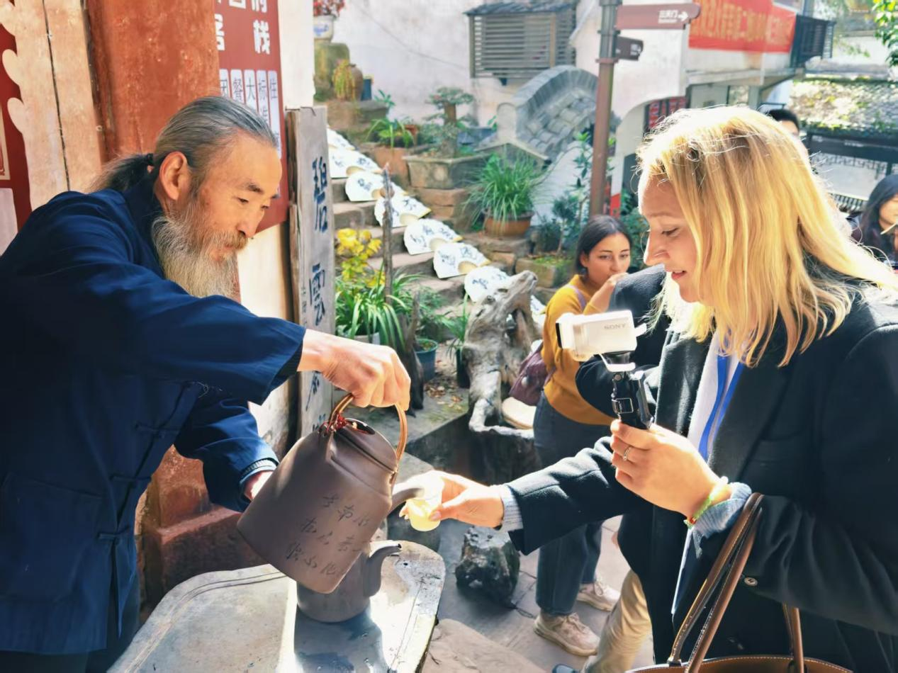 
天津肿瘤医院黄牛代挂号电话票贩子号贩子网上预约挂号,住院检查加快,【2025打卡中国】多国网红博主在白墙黛瓦中寻觅生活的“小美好”