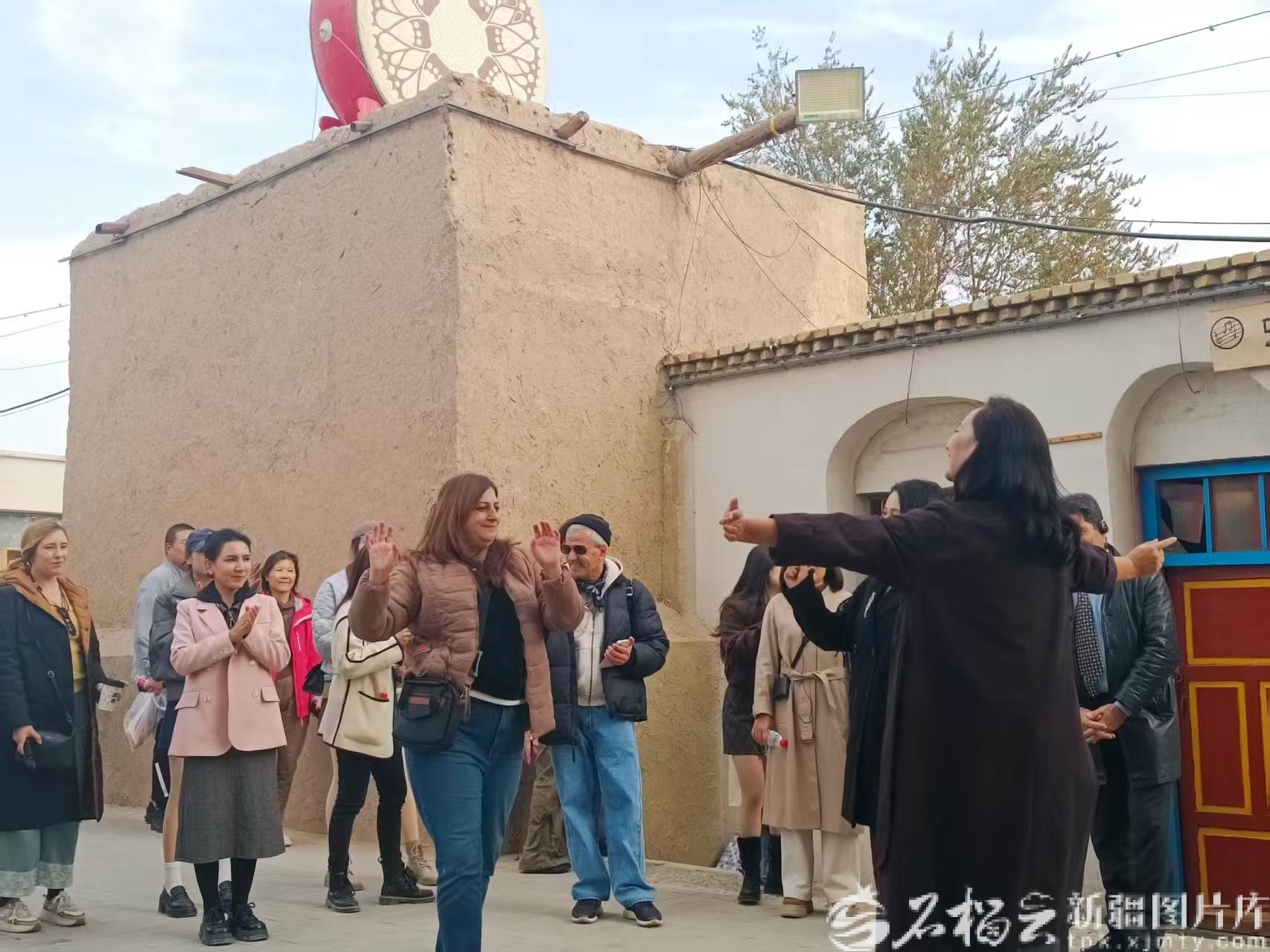 
中国人民解放军总医院黄牛代挂号电话票贩子号贩子网上预约挂号,住院检查加快,海外高校教师漫步库车老街——门楣留影 巷陌听风