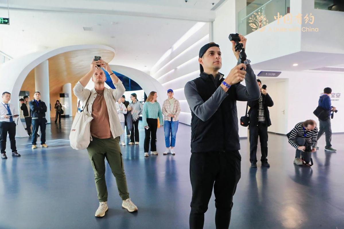 
北京广安门中医院黄牛代挂号电话票贩子号贩子网上预约挂号,住院检查加快,【中国有约】外国人打卡深圳宝安图书馆 体验科技赋能阅读的智慧交融