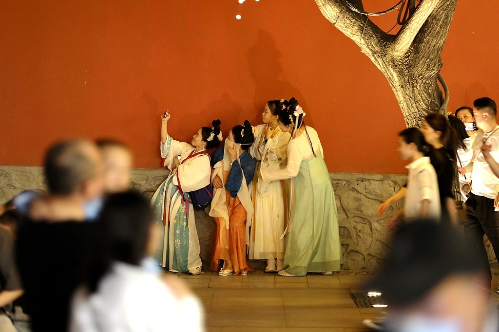 
北京协和医院黄牛代挂号电话票贩子号贩子网上预约挂号,住院检查加快,微视频丨长安吟咏·我的邻居是大唐诗人