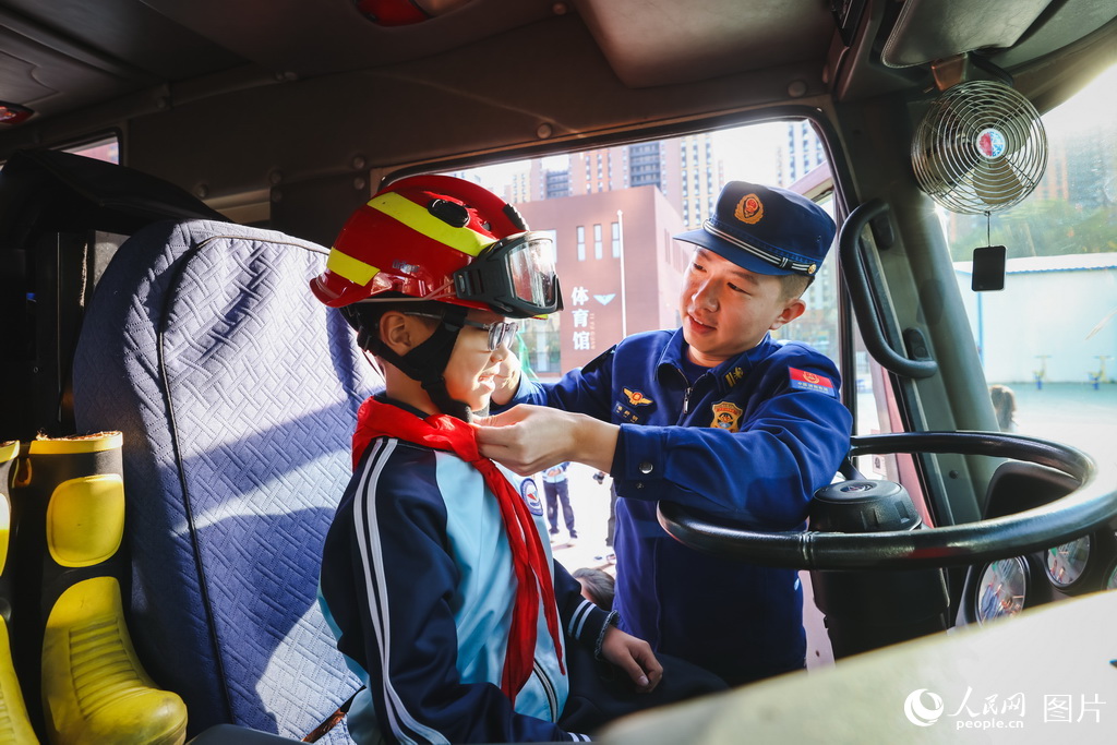 
上海瑞金医院黄牛代挂号电话票贩子号贩子网上预约挂号,住院检查加快,全民消防 平安相伴