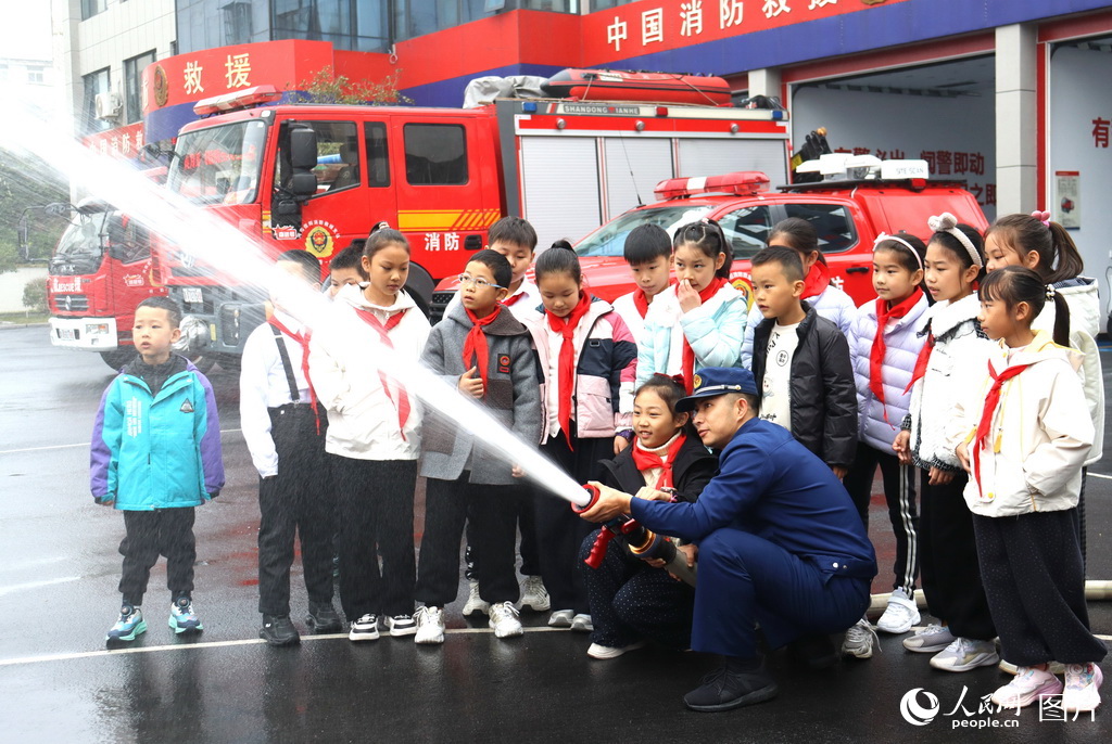 
上海瑞金医院黄牛代挂号电话票贩子号贩子网上预约挂号,住院检查加快,全民消防 平安相伴