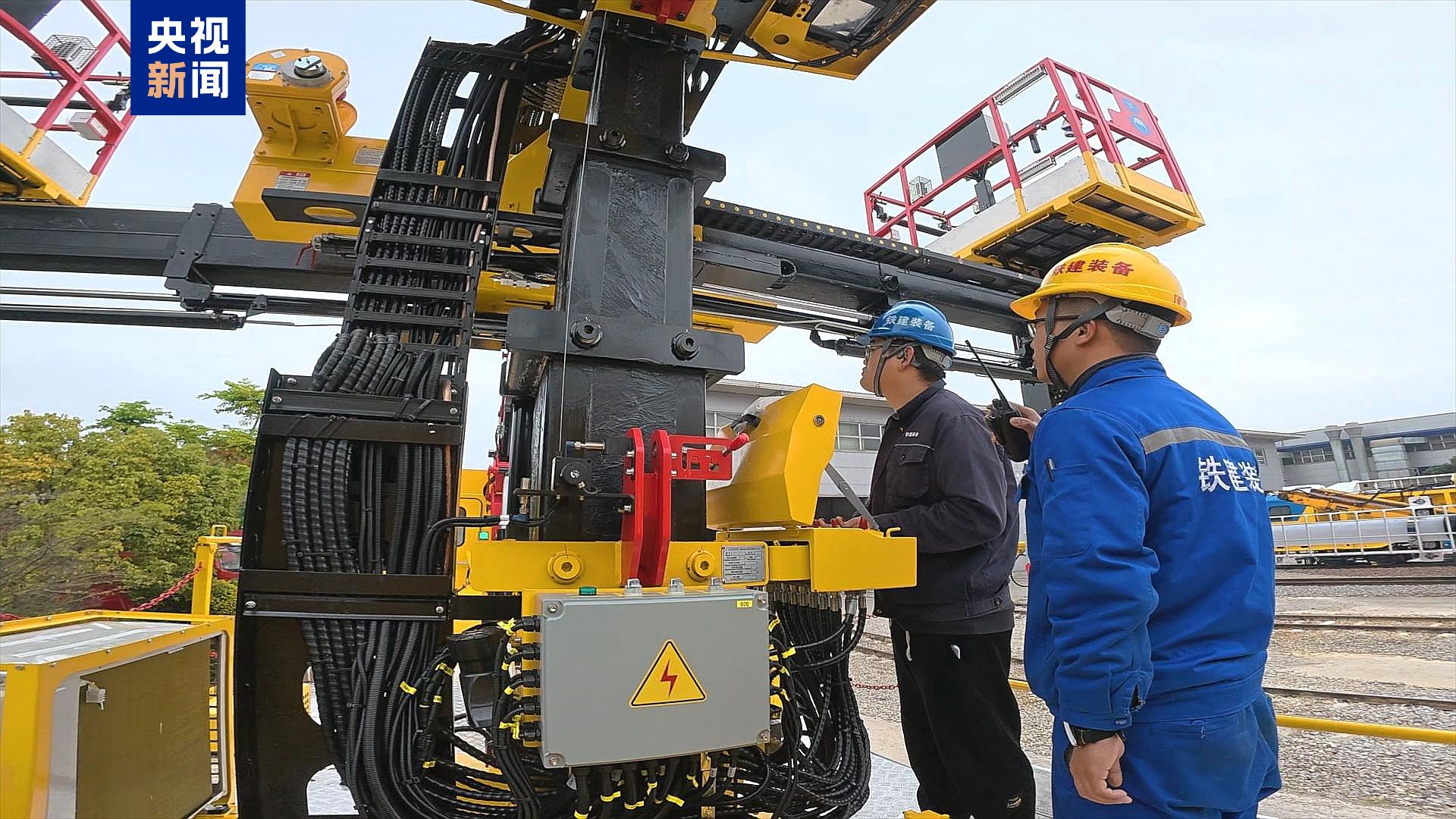 
中山一院黄牛代挂号电话票贩子号贩子网上预约挂号,住院检查加快,我国首次出口泰国的整套铁路大型养路施工车组在昆明下线验收