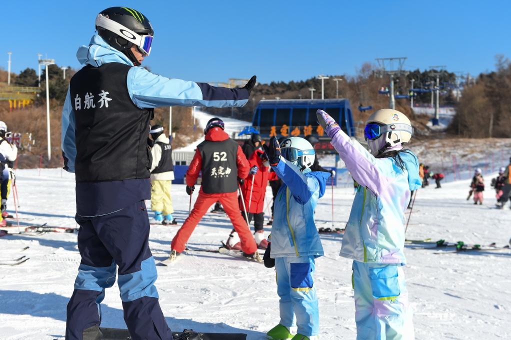 
广州中山三医院黄牛代挂号电话票贩子号贩子网上预约挂号,住院检查加快,不只是“热经济”，更是“双向奔赴”！冰雪假期正当时