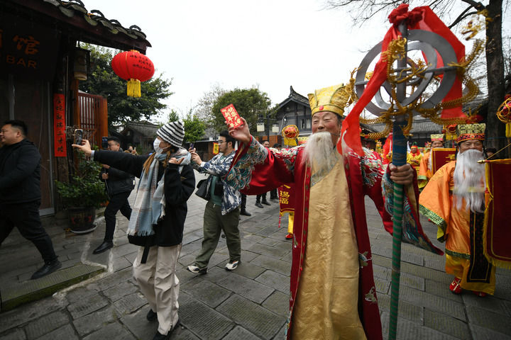 
北京中医药大学东直门医院黄牛代挂号电话票贩子号贩子网上预约挂号,住院检查加快,书写新时代春节故事——乙巳春节即景