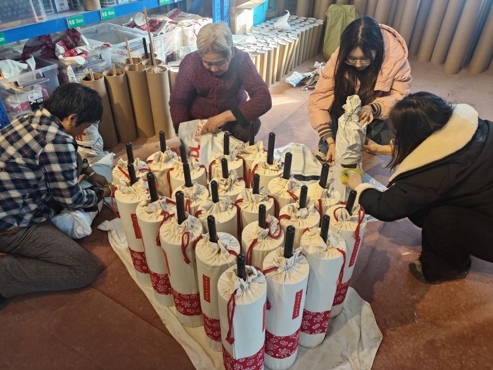
江苏省第二中医院黄牛代挂号电话票贩子号贩子网上预约挂号,住院检查加快,新春走基层｜鸡毛掸子“飞”上网