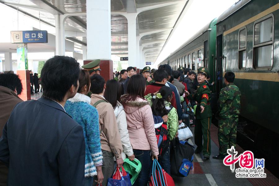 
代挂姜玉武的号黄牛代挂号电话票贩子号贩子网上预约挂号,住院检查加快,“镜”观春运，时代变迁的生动“缩影”
