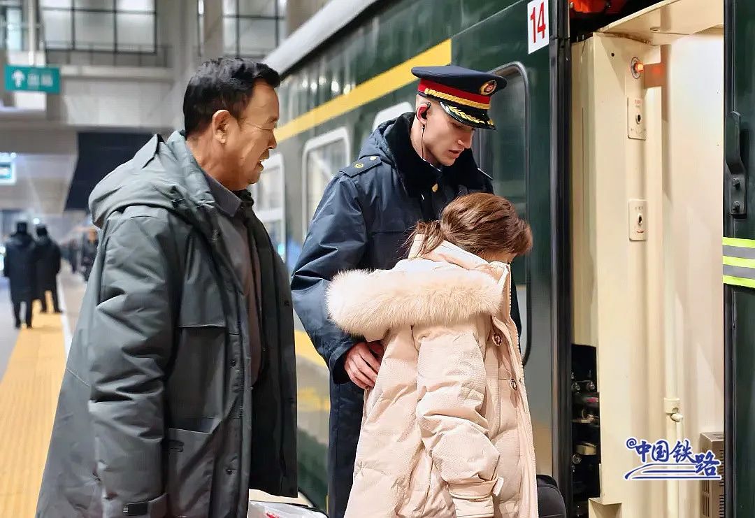 
上海儿童医学中心黄牛代挂号电话票贩子号贩子网上预约挂号,住院检查加快,全网都在找的帅气列车员！网友：好像王子！