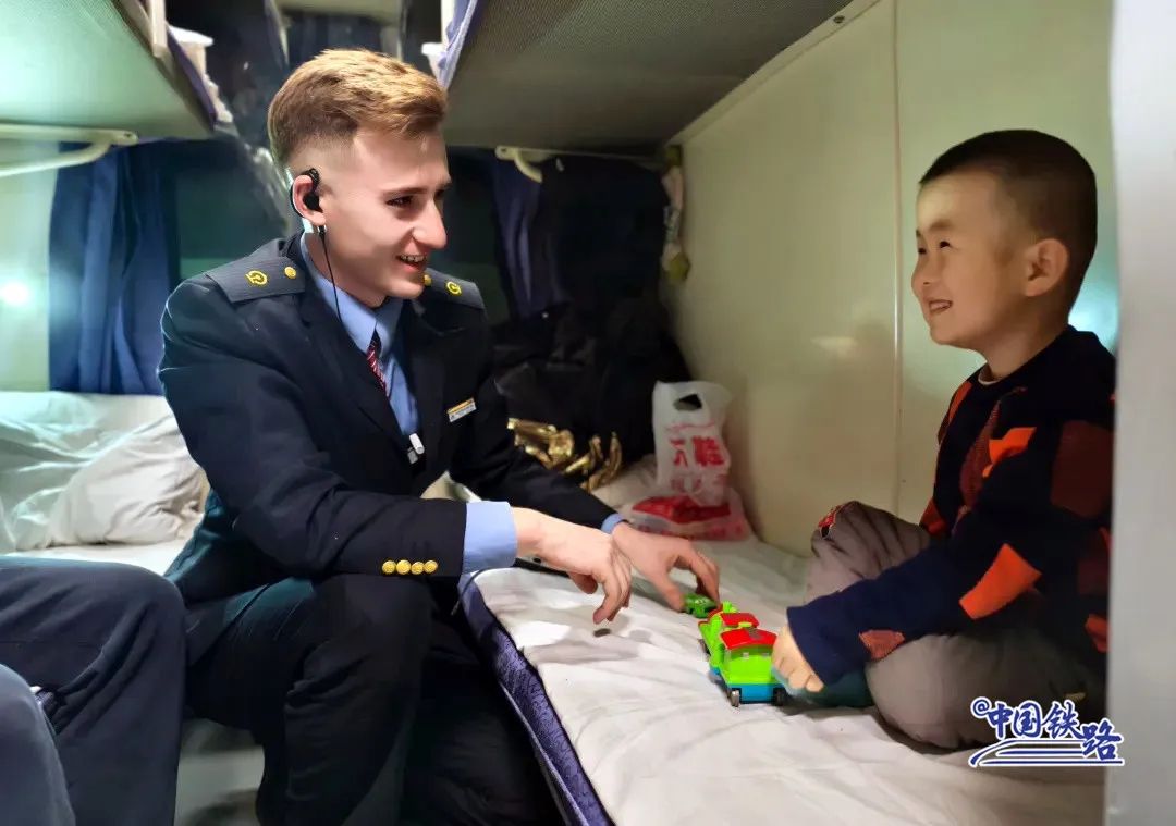 
上海儿童医学中心黄牛代挂号电话票贩子号贩子网上预约挂号,住院检查加快,全网都在找的帅气列车员！网友：好像王子！