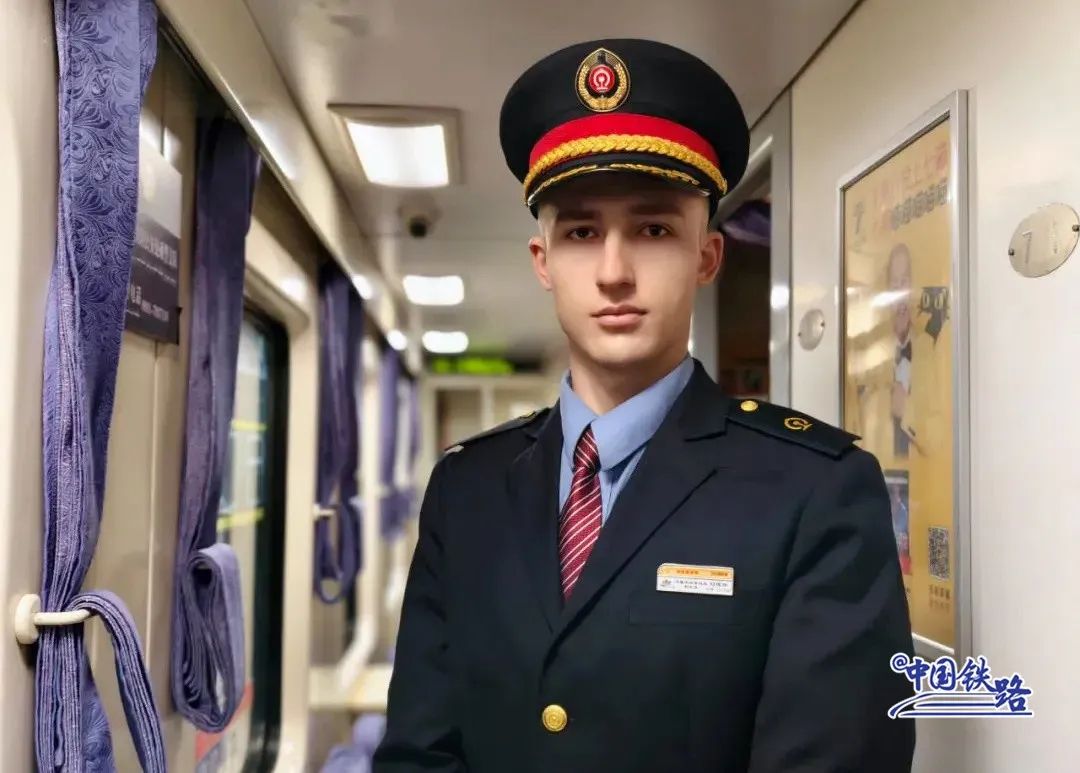 
上海儿童医学中心黄牛代挂号电话票贩子号贩子网上预约挂号,住院检查加快,全网都在找的帅气列车员！网友：好像王子！