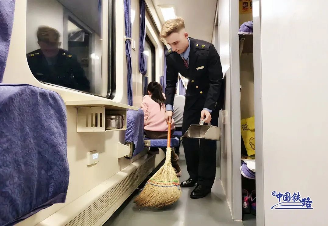 
上海儿童医学中心黄牛代挂号电话票贩子号贩子网上预约挂号,住院检查加快,全网都在找的帅气列车员！网友：好像王子！